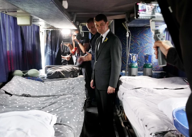 Ukrainas vēstnieks Latvijā Oleksandrs Miščenko apskata smagi cietušo pacientu pārvadāšanai pielāgoto autobusu, kurā uz Rīgas Austrumu klīniskās universitātes slimnīcu tika atvesti Ukrainas karā cietušie.