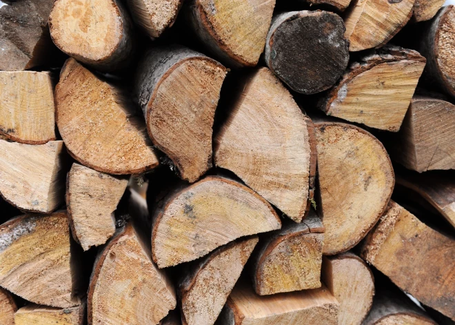 Atbalstu par malku, granulām vai briketēm tomēr varēs saņemt bez čeka uzrādīšanas