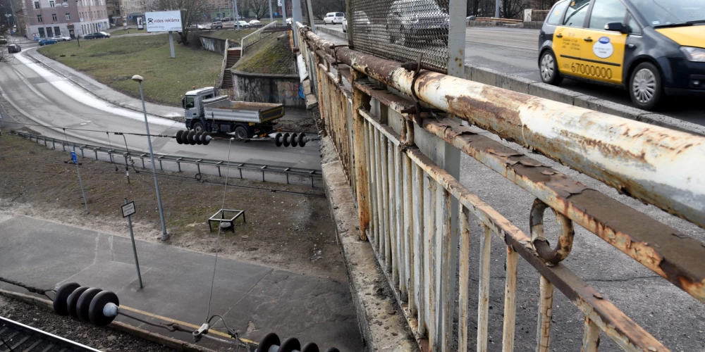 Brasas tilts jeb satiksmes pārvads Rīgā pār dzelzceļa līniju Zemitāni—Skulte, kas savieno Rīgas centru (Miera iela) ar Mežaparku un Čiekurkalnu (Gaujas iela).