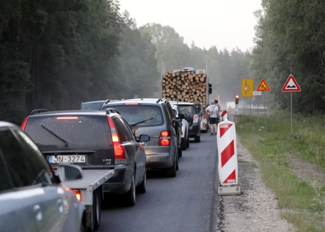 Sarkano luksofora gaismu būvdarbu posmā uz Ventspils šosejas neievēro arī satiksmes autobuss