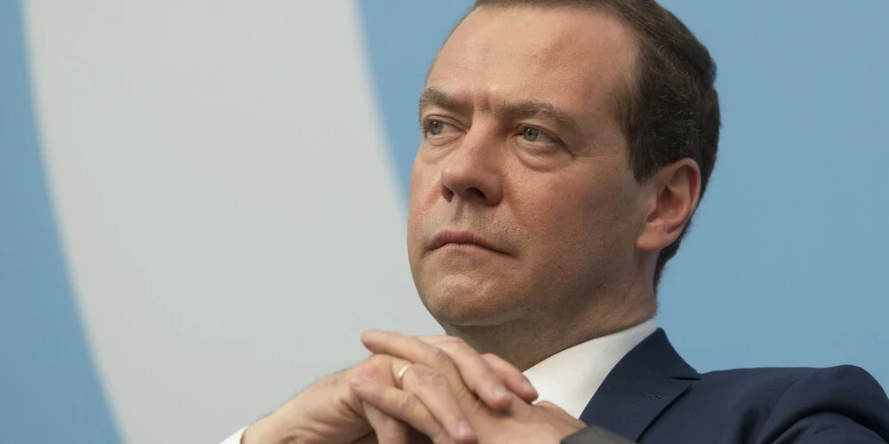 Медведев сравнил президента Украины с Гитлером