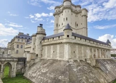 Francija aizliedz Krievijas iedzīvotājiem apmeklēt Vincennas pili