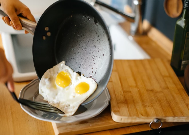 Pētījums atklāj, ko cilvēkam nodara ķimikālijas uz populāriem virtuves piederumiem, tostarp pannām ar nelīpošu pārklājumu