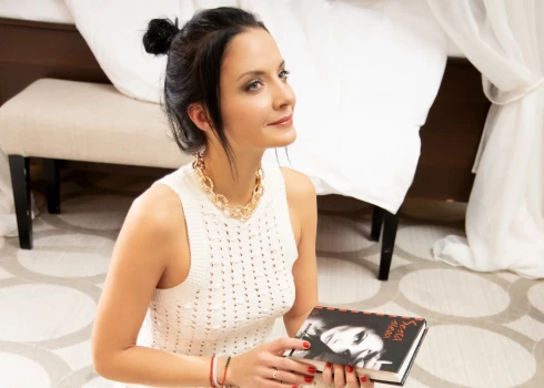 "Grāmatu lasīšana pasauli un tās uztveri padara bez robežām – viss ir iespējams. Tā ir ļoti priviliģēta sajūta," saka Inga Grencberga.