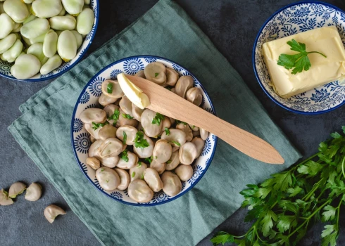 Vārītas cūku pupas ar jogurta un garšaugu mērci