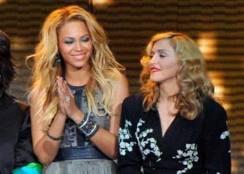 Divas mūzikas leģendas: Madonna un Bejonsa kopā piedalījušās provokatīvā fotosesijā