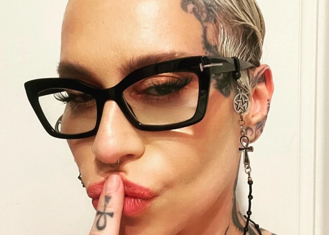 51-летняя певица Наргиз подогрела слухи о беременности, показав округлившийся живот