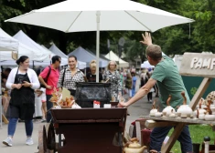 Tirdzniecības nodevas par tirgošanos vasaras pasākumu, svētku un festivālu laikā dažādās Latvijas pašvaldībās var atšķirties pat 15 un vairāk reižu. 