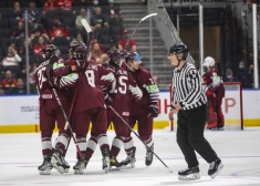 Latvijas U-20 hokeja izlase priecājas par vārtu guvumu mačā pret Kanādu.