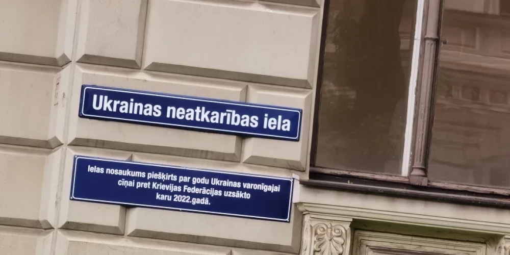 Так табличка с названиями улицы и пояснительная табличка выглядят, прикрепленные к зданию Музея истории медицины имени Паула Страдиня. Через улицу находится посольство России в Латвии, на котором висит табличка "улица Антонияс 2". (Фото: Jauns.lv)
