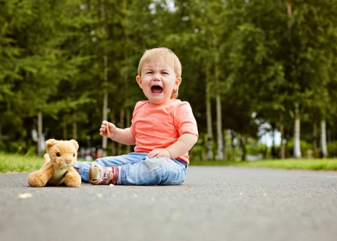 Emocionālo traumu rada baiļu, trauksmes sajūta. Vēlāk tā var izpausties kā dažādas fobijas vai panikas lēkmes, bet ikdienas komunikācijā kā neuzticēšanās cilvēkiem.