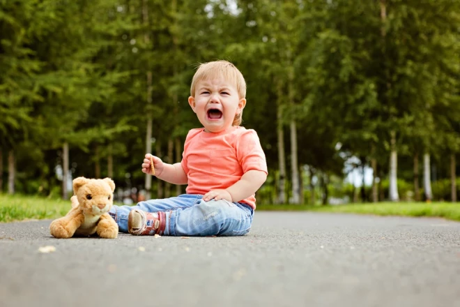 Emocionālo traumu rada baiļu, trauksmes sajūta. Vēlāk tā var izpausties kā dažādas fobijas vai panikas lēkmes, bet ikdienas komunikācijā kā neuzticēšanās cilvēkiem.