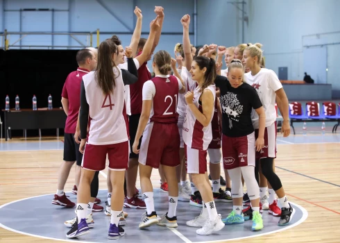 Latvijas sieviešu basketbola izlase treniņā.