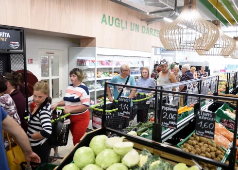 FOTO: Saldū atklāj pirmo mazumtirgotāja "SPAR" veikalu Latvijā