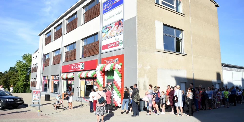 Pirmā mazumtirgotāja "SPAR" veikala Latvijā atklāšanas pasākums Saldū.