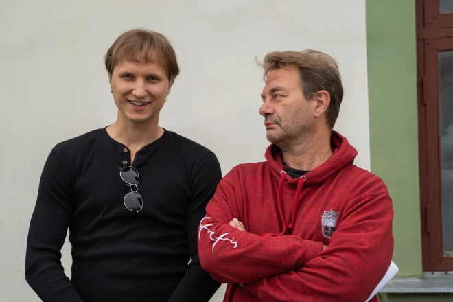 Andris Daugaviņš ir viens no galvenajiem varoņiem topošajā daudzsēriju filmā "Nelūgtie viesi".
