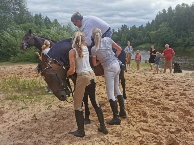 Dāmas no Trikātas staļļiem palīdzēja estrādes zvaigznei tikt zirga mugurā. Jāteic, Žoržam pret šādu piepalīdzēšanu nebija ne mazāko iebildumu…