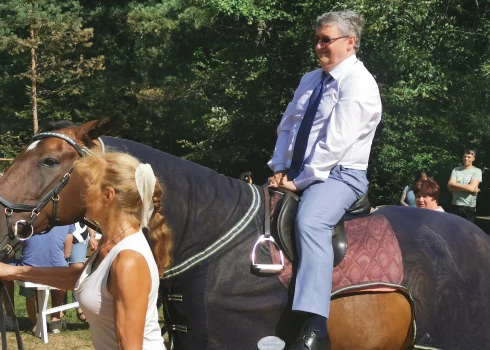 FOTO: Žoržs Siksna piepilda savu sapni - uzkāpj zirga mugurā