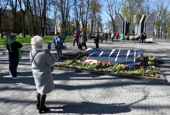 Monuments Dubrovina parkā Daugavpilī kalpo par 9. maija kulta vietu. Pilsētas dome Saeimas lēmumu apstrīdējusi Satversmes tiesā.