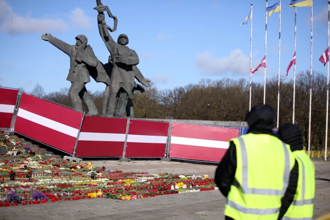  Vairāki tēlnieki uzstājuši uz Pārdaugavas monumenta skulptūru saglabāšanu, jo batāliju tēli esot liels retums. 