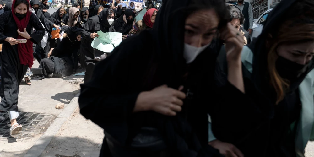 Kabulā talibi izklīdina sieviešu demonstrāciju.