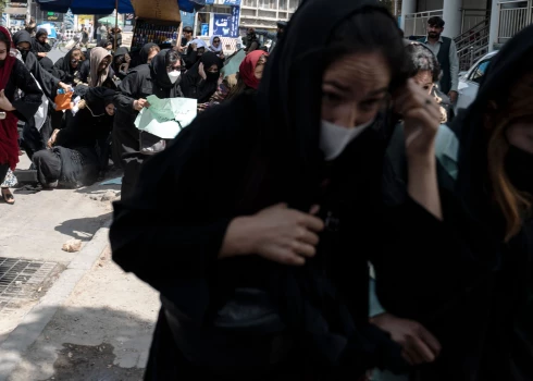 Kabulā talibi izklīdina sieviešu demonstrāciju.