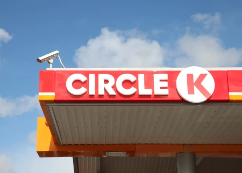 Ulmaņa gatvē atklāta pirmā "Circle K" degvielas uzpildes stacija.