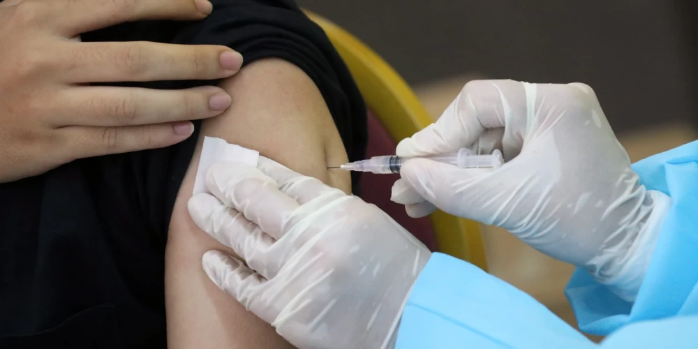 Gandrīz puse Latvijas iedzīvotāju rudenī neplāno vakcinēties pret Covid-19