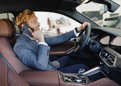 Aptauja: 35% autovadītāju pie stūres runā pa telefonu