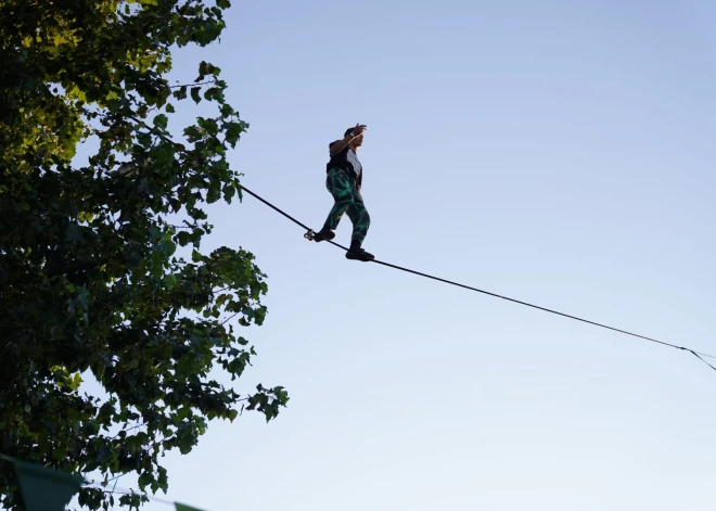  Neona gaismas, dažādi mākslinieki un cirka priekšnesumi – tas viss skatāms vienā no šīs vasaras krāšņākajiem festivāliem Andrejostas kvartālā.