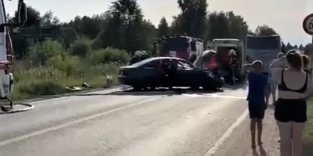 Atjaunota avārijas dēļ bloķētā satiksme uz Ventspils šosejas pie Kūdras
