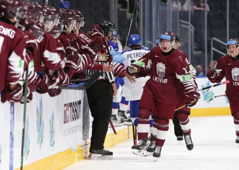 Latvijas junioru hokeja izlase pirmo reizi vēsturē iekļūst pasaules čempionāta ceturtdaļfinālā