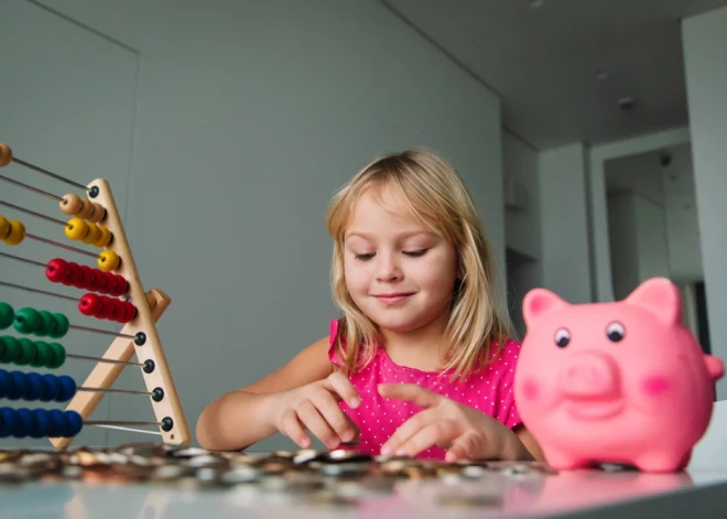 Kā bērniem iemācīt gudri rīkoties ar naudu: ekspertu padomi