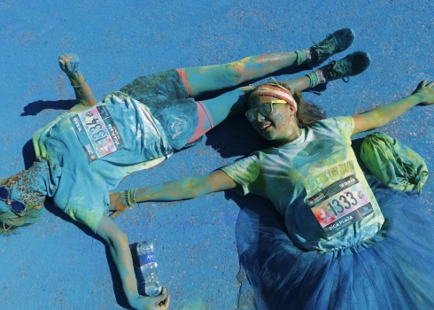 FOTO: laimīgākie 5 kilometri uz planētas; krāšņi aizvadīts "Jūrmalas krāsu skrējiens"