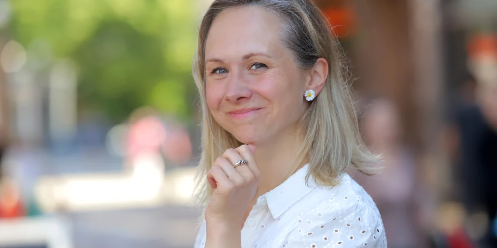 "Brīžam prātam neaptverami, kā tā aizširmja dzīve notiek," saka aktrise.