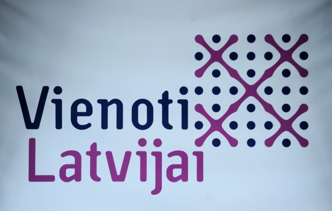 Partijas “Vienoti Latvijai” logo ietverts Māras krusts grēknožēlas violetajā krāsā.