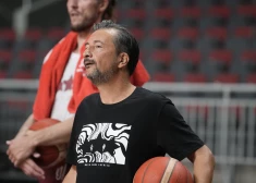 Latvijas vīriešu valstsvienības galvenais treneris Luka Banki treniņā pirms 2023. gada Pasaules kausa izcīņas kvalifikācijas turnīra spēlēm basketbolā vīriešiem.