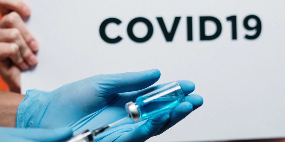 Великобритания стала первой страной в мире, которая одобрила вакцину от двух штаммов Covid-19