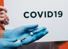 Великобритания стала первой страной в мире, которая одобрила вакцину от двух штаммов Covid-19
