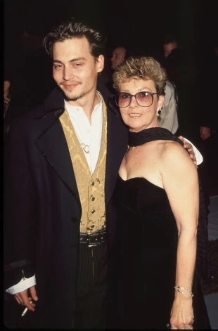 Džonijs Deps ar mammu.