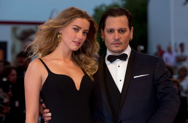 Ambera Hērda un Džonijs Deps.