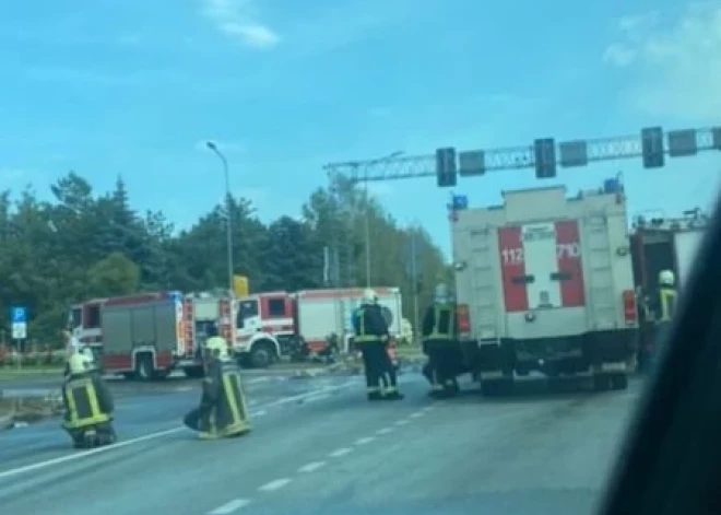 Salaspilī notikusi divu kravas auto sadursme; noplūdusi degviela