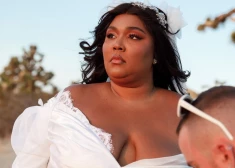 140 kg smagā dziedātāja Lizo demonstrē bezgaumīgāko kāzu kleitu apaļīgajām līgavām