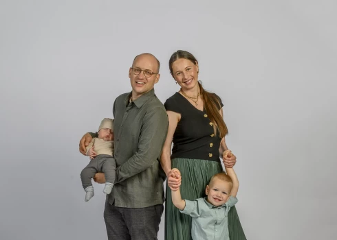 Uģis, Linda un viņu atvases.