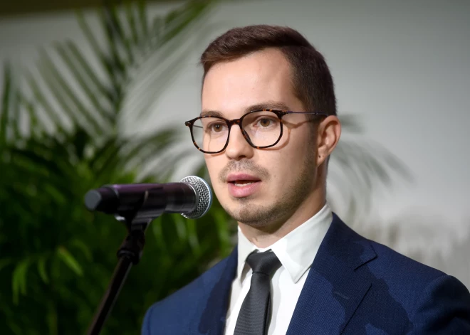 Министр: Даугавпилсская дума саботирует демонтаж советских памятников