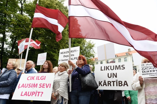 Pirms pieciems gadiem Jaunā Konservatīvā partija ievērību izpelnījās ar saviem pretkorupcijas cīniņiem (attēlā – JKP rīkotā tautas sapulce par tiesiskumu pie Rīgas pils 2017. gada 13. jūlijā).