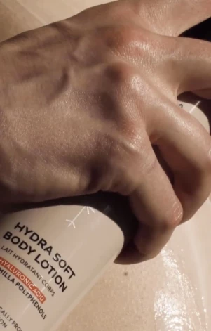Viens no jaunumiem - Mádara ķermeņa losjons Hydra Soft. Bagātināts ar hialuronskābi, ādai radniecīgiem mitrinātājiem un antioksidantiem piesātināto raspodiņa ekstraktu, tas sola ilgstošu mitrināšanu, komfortu un aizsardzību.