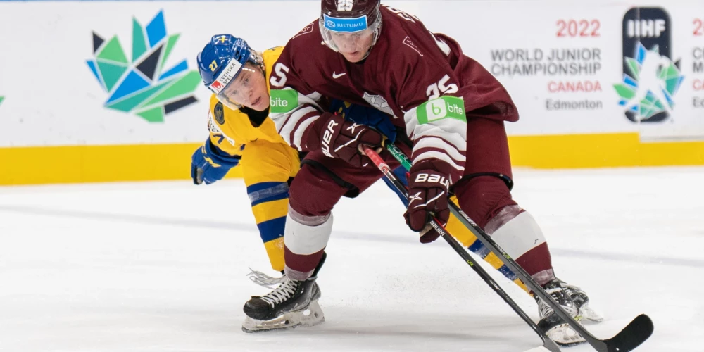 Latvijas U-20 hokejisti pasaules junioru čempionāta ceturtdaļfinālā sīvā cīņā zaudē Zviedrijai