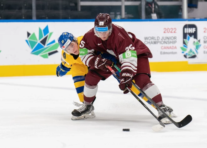 Latvijas U-20 hokejisti pasaules junioru čempionāta ceturtdaļfinālā sīvā cīņā zaudē Zviedrijai