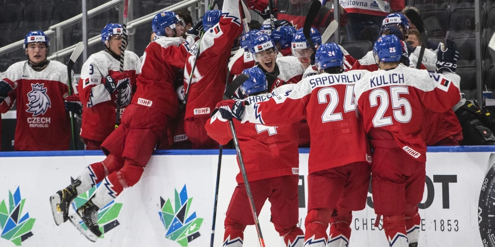 Latvijas pieveiktie čehi pārsteidz amerikāņus un spēlēs U-20 pasaules čempionāta pusfinālā